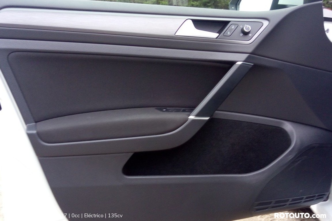 Carro_Usado_Volkswagen_e-Golf_2017_0_Electrico_interior_8_high.jpg